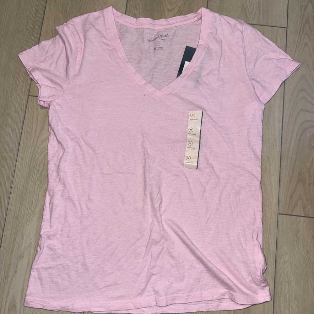 Universal Thread Women’s Medium Pink V-Neck T-Shirt (NWT)